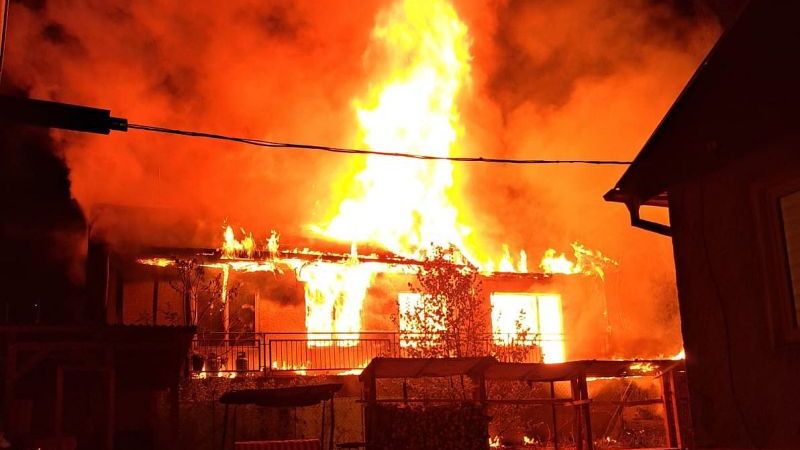 Rozsáhlý požár rodinného domu na Chebsku jeden člověk nepřežil